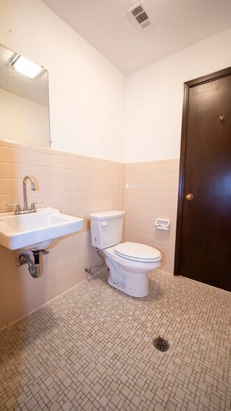 More Photos Of 123 N 5th St, Cochran Religious Facility For Sale