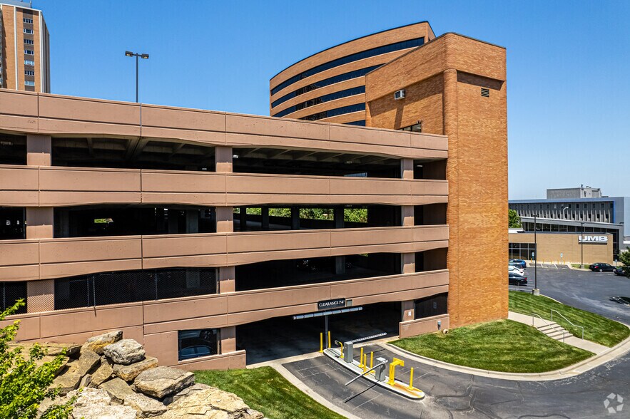 More Photos Of 4900 Main St, Kansas City Office For Lease