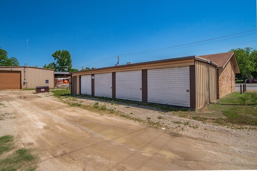 More Photos Of 701 E Pine St, Edgewood Flex For Lease