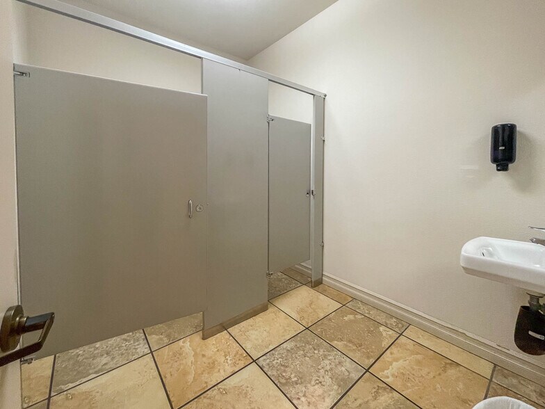 More Photos Of 2198 NE Stephens St, Roseburg Medical For Sale
