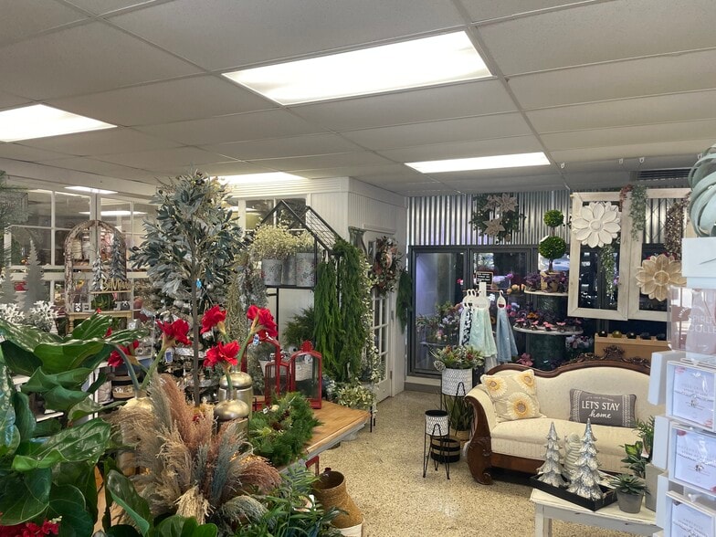 More Photos Of 1515 N Walnut Ave, New Braunfels Freestanding For Lease