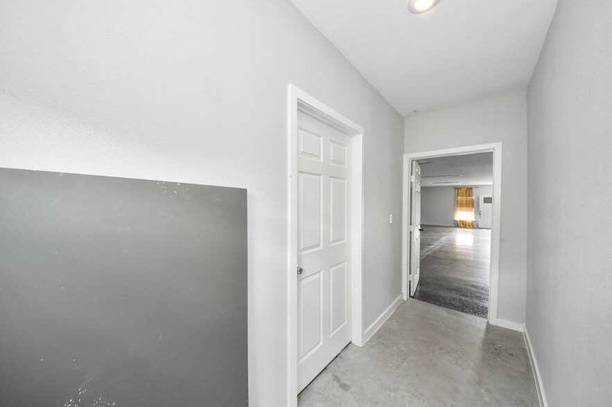 More Photos Of 8346 Howard Dr, Houston Office For Sale
