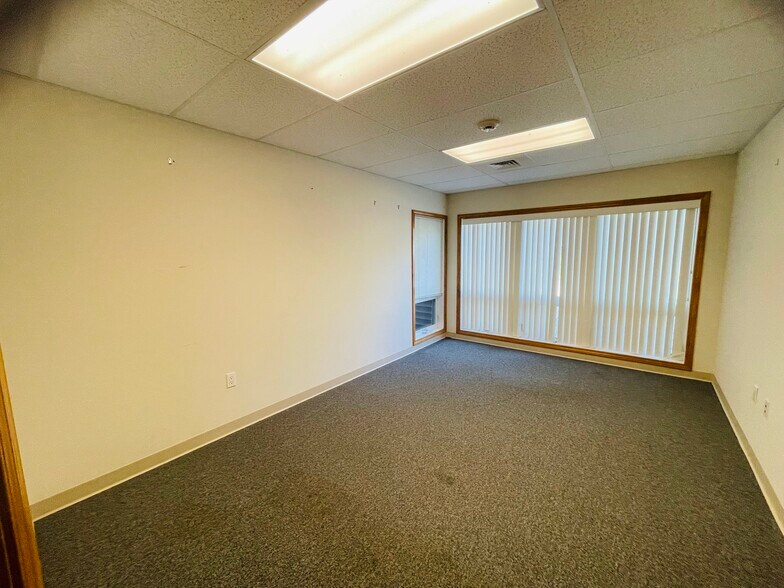 More Photos Of 52-56 Stiles Rd, Salem Medical For Lease