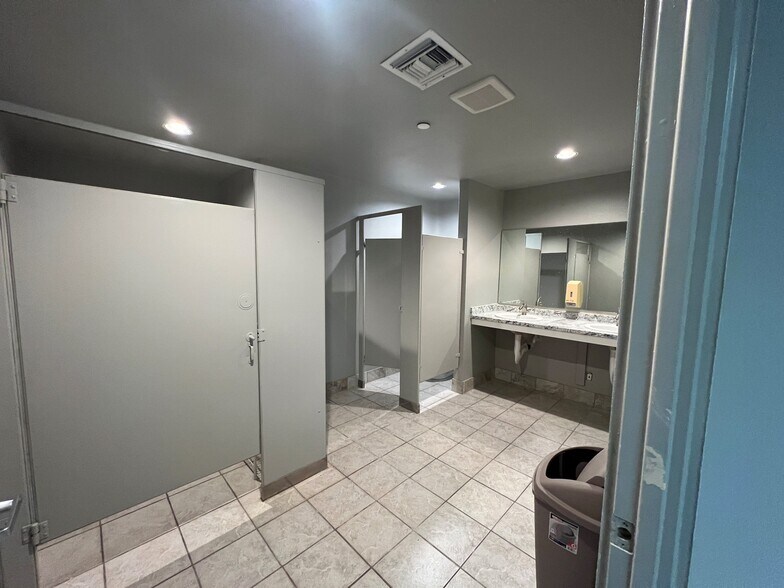 More Photos Of 43725 Monterey Ave, Palm Desert Medical For Lease