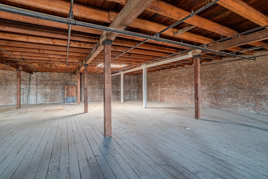 More Photos Of 2103 Lyons Ave, Houston Freestanding For Lease