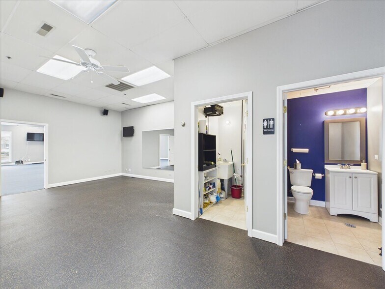 More Photos Of 420 W Northwest Hwy, Barrington Unknown For Lease