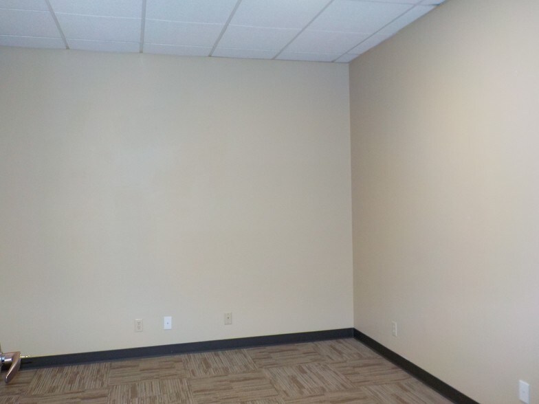 More Photos Of 3700 N 10th St, McAllen Office For Lease