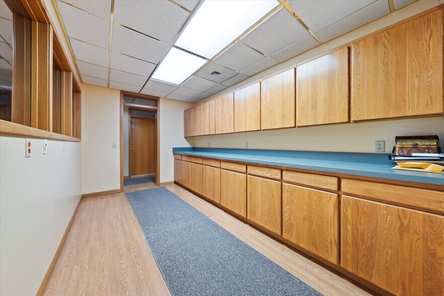 More Photos Of 100 E Broadway Ave, Moses Lake Office For Sale