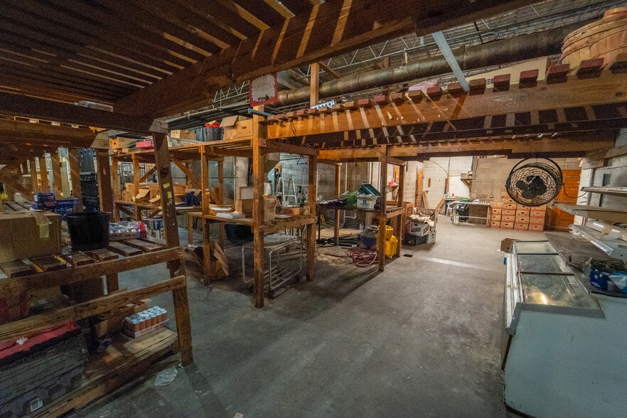 More Photos Of 1302 E Crestwood Dr, Victoria Storefront For Sale