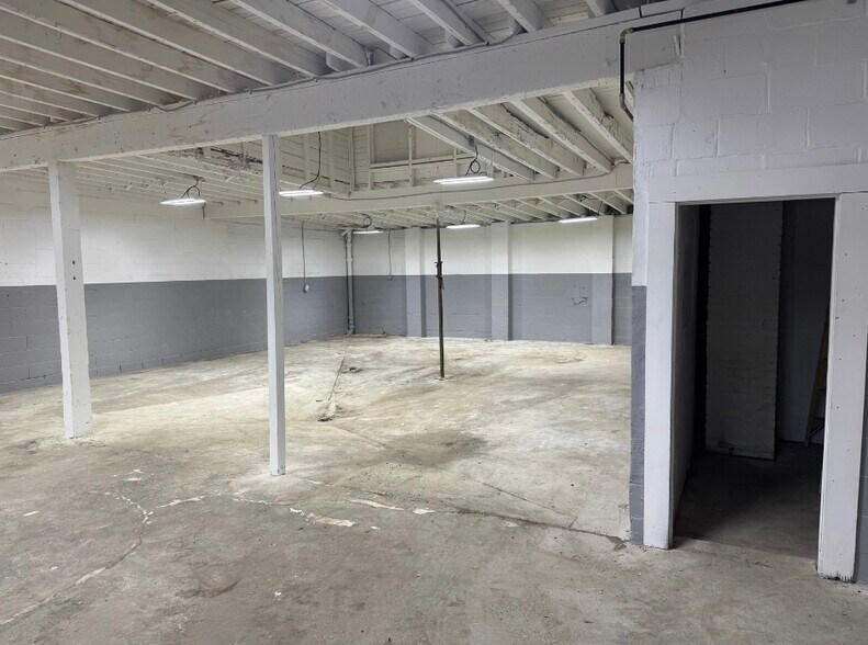 More Photos Of 326 Park St, West Springfield Showroom For Lease