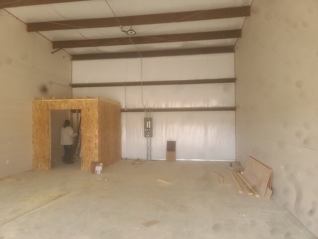 More Photos Of 185 Cowboy, Calhoun Warehouse For Lease