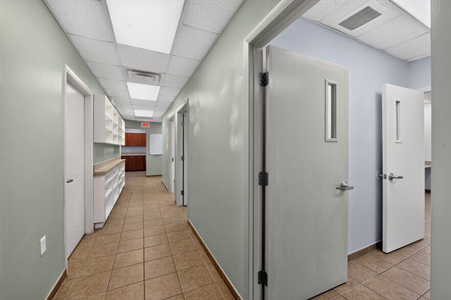 More Photos Of 2555 Pinellas Point Dr S, Saint Petersburg Veterinarian Kennel For Sale