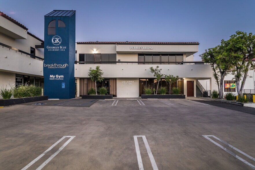 More Photos Of 20833-20861 Ventura Blvd, Woodland Hills Storefront Retail Office For Sale