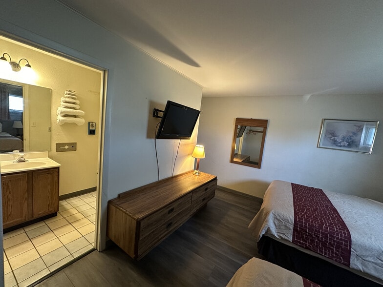 More Photos Of 721 State Route 54 E, Clinton Hotel For Sale