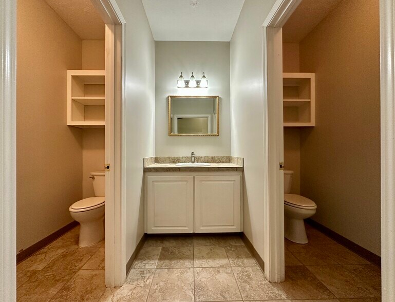 More Photos Of 807 Monroe St, Clinton Office For Sale