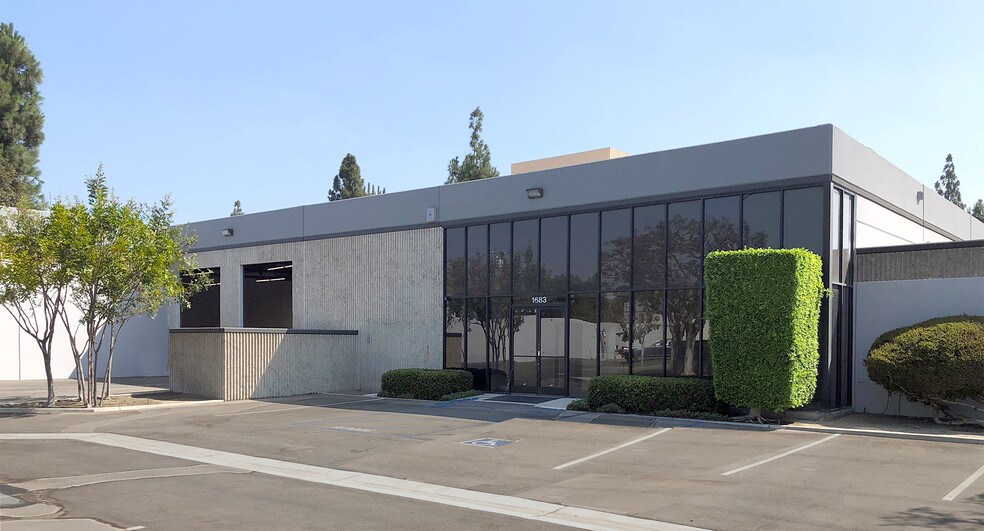 More Photos Of 1683 Sierra Madre Cir, Placentia Warehouse For Lease