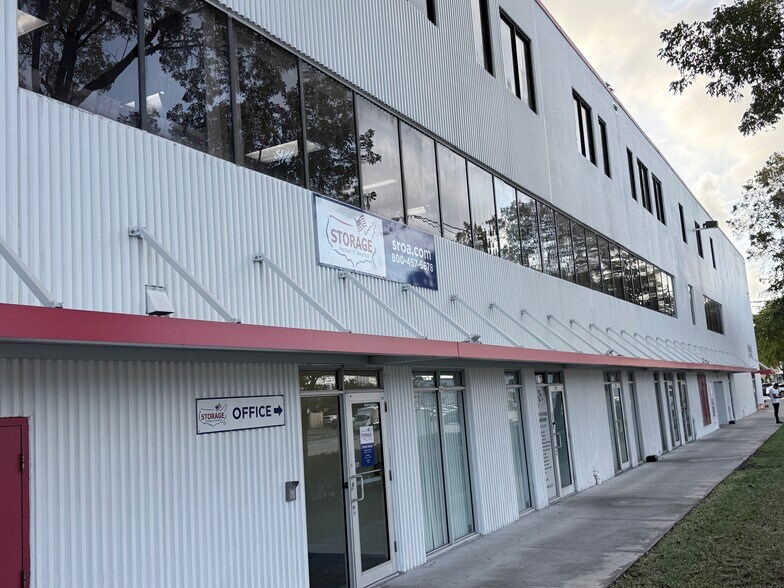 More Photos Of 1000 W Pembroke Rd, Hallandale Beach Self Storage For Lease
