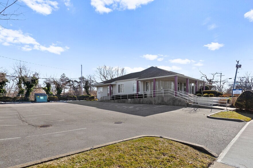 More Photos Of 824 Old Country Rd, Plainview Medical For Lease