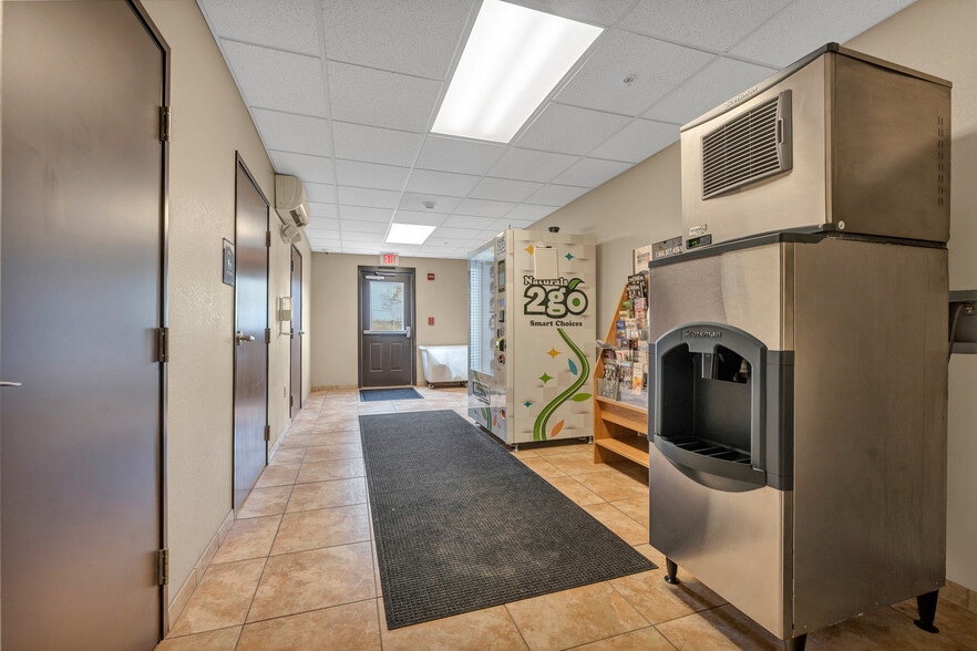 More Photos Of 975 Sheffield St, Washington Hotel For Sale