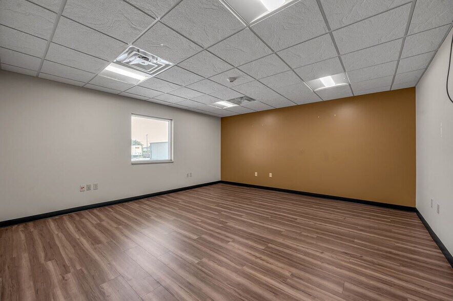 More Photos Of 250 Crossfield Dr, Versailles Industrial For Lease