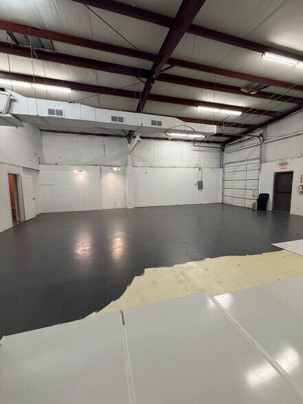 More Photos Of 4429 Spencer Hwy, Pasadena Warehouse For Lease