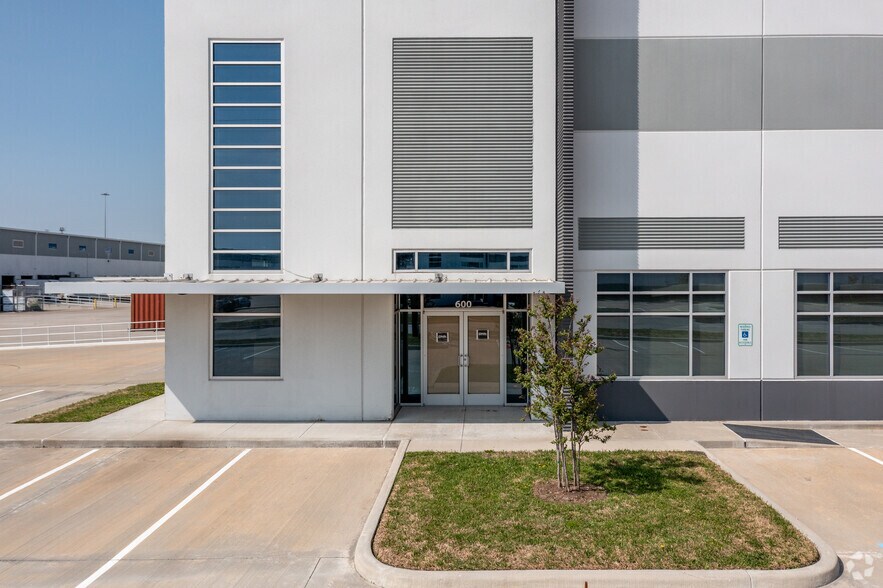 More Photos Of 615 E Sam Houston Pky, Pasadena Distribution For Lease
