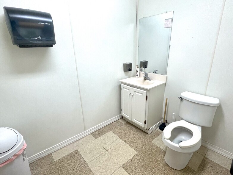 More Photos Of 924 N Main St, Mountain Grove Restaurant For Sale