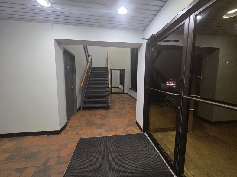 More Photos Of 500 W Cummings Park, Woburn Office For Lease