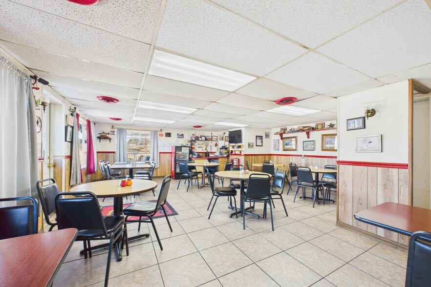 More Photos Of 1603 Central Blvd, Bull Shoals Restaurant For Sale