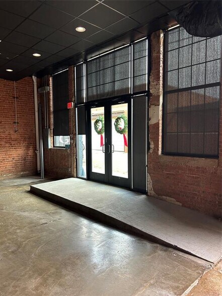 More Photos Of 141 Oak St, Abilene Storefront Retail Office For Lease