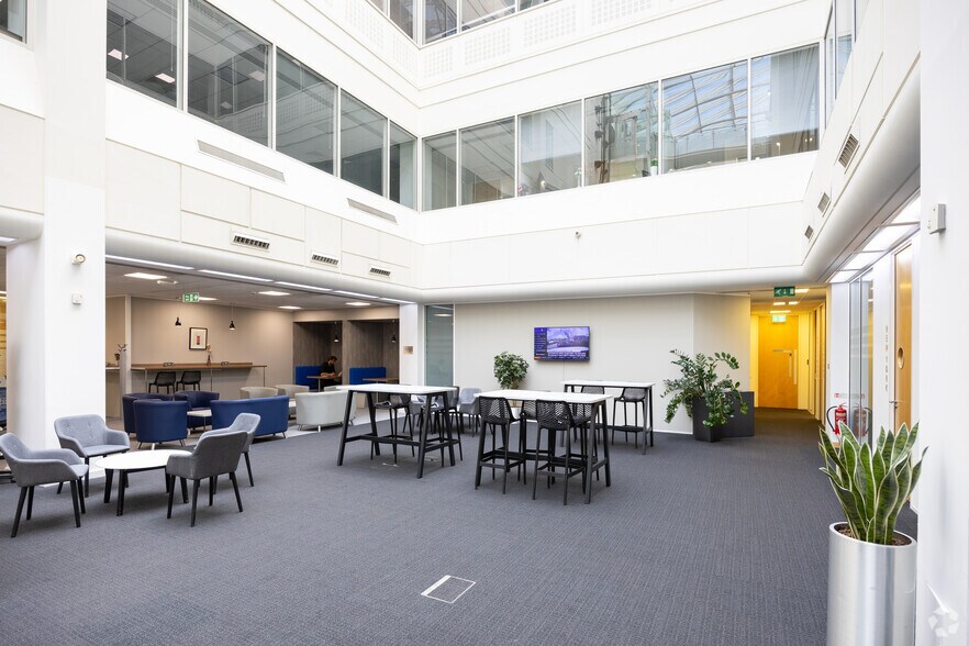 More Photos Of 2 Arlington Sq, Bracknell Coworking Space