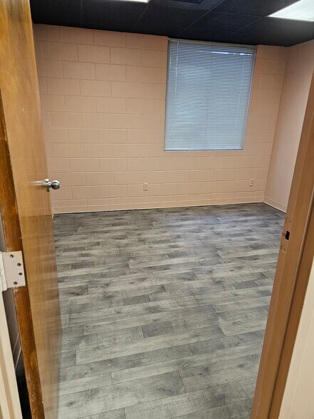 More Photos Of 103 S Fannin Ave, Cameron Office For Lease