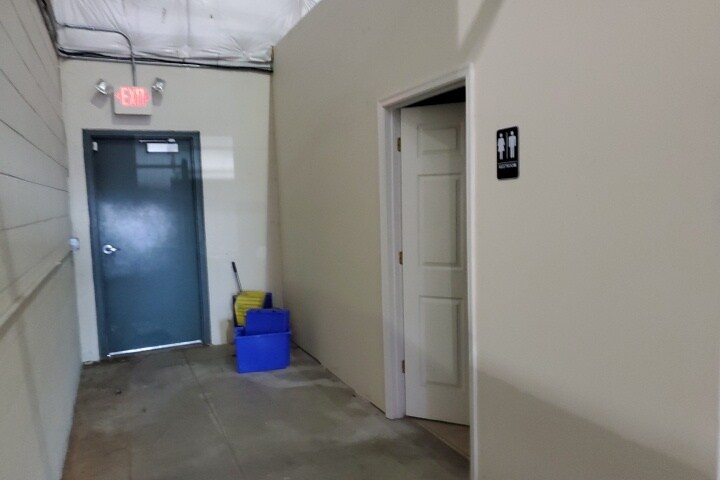 More Photos Of 11850 Livingston Rd, Manassas Warehouse For Lease