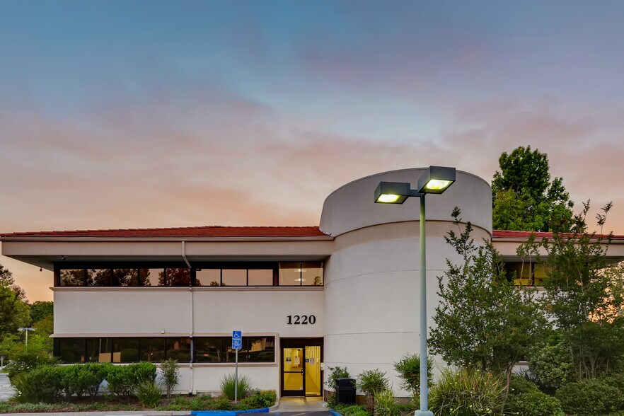 More Photos Of 1220 La Venta Dr, Westlake Village Medical For Lease