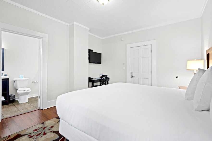 More Photos Of 612 N Lakeshore Dr, Ludington Hotel For Sale