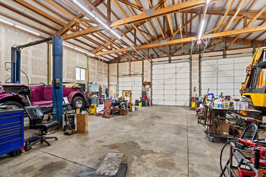 More Photos Of 3894 Roosevelt Blvd, Eugene Industrial For Sale