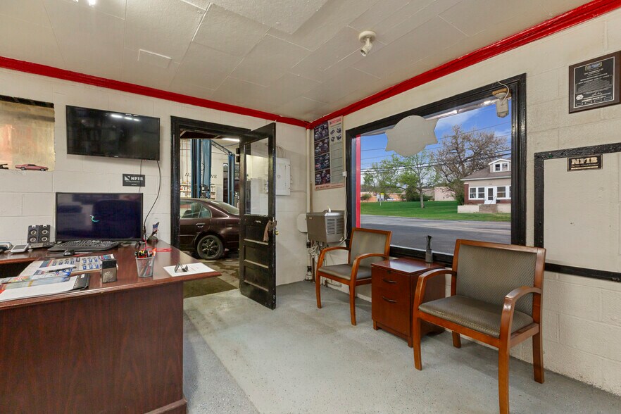 More Photos Of 833 W 7th St, New Albany Auto Repair For Sale