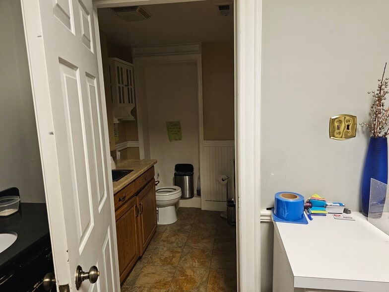 More Photos Of 208 N Washington St, Alexandria Storefront Retail Office For Lease