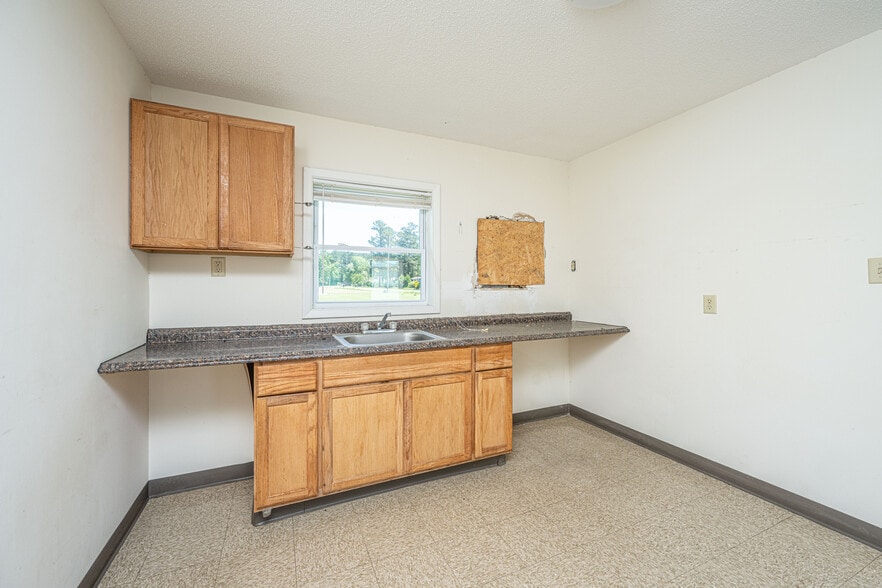 More Photos Of 1058 Edgewater Rd, Pineville Hotel For Sale