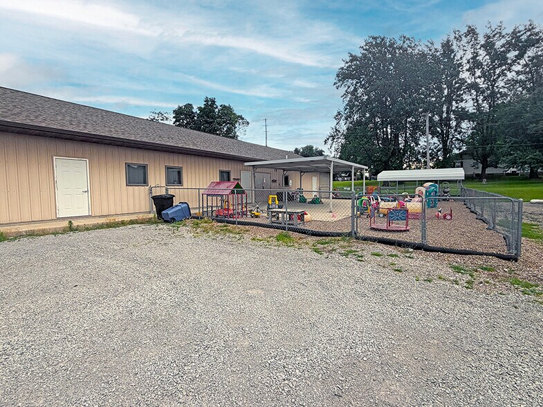 More Photos Of 2 Westwood Dr, Steeleville General Retail For Sale