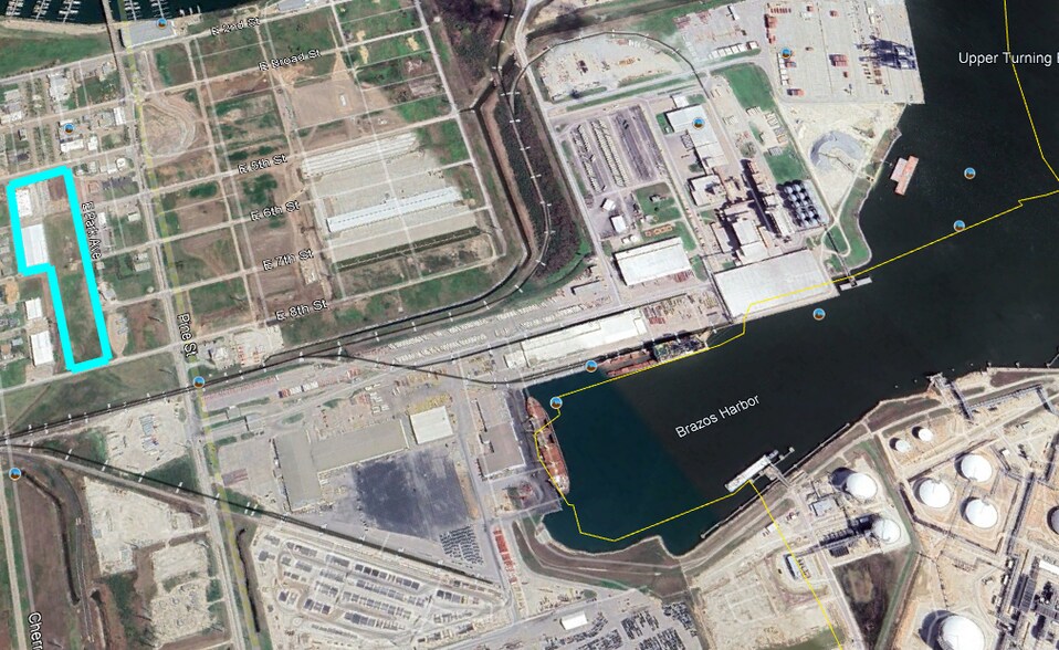 More Photos Of 101 W 4th St, Freeport Warehouse For Lease