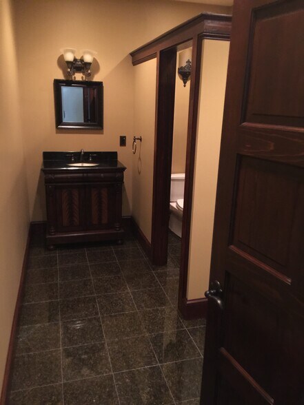 More Photos Of 10 Boice Rd, Hyde Park Medical For Sale