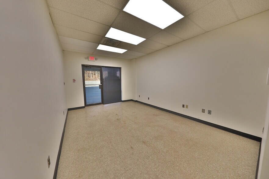 More Photos Of 12 Orben Dr, Landing Showroom For Lease