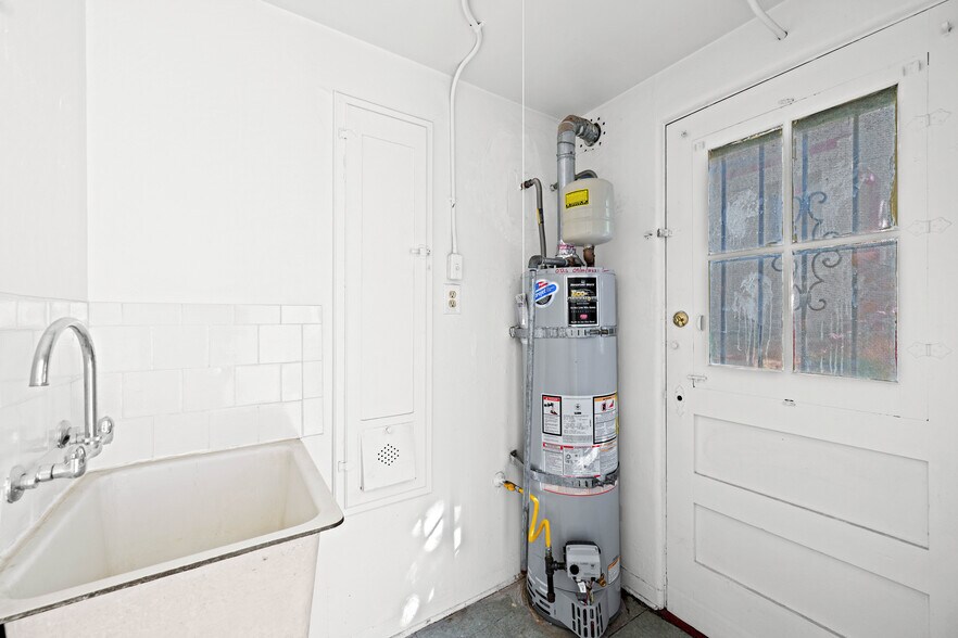 More Photos Of 2106 Valentine St, Los Angeles Apartments For Sale