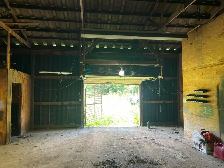 More Photos Of 2340 Oxford State Rd, Middletown Auto Repair For Lease