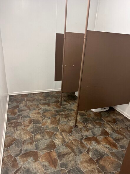More Photos Of 5055 Edgefield Rd, Trenton Warehouse For Lease