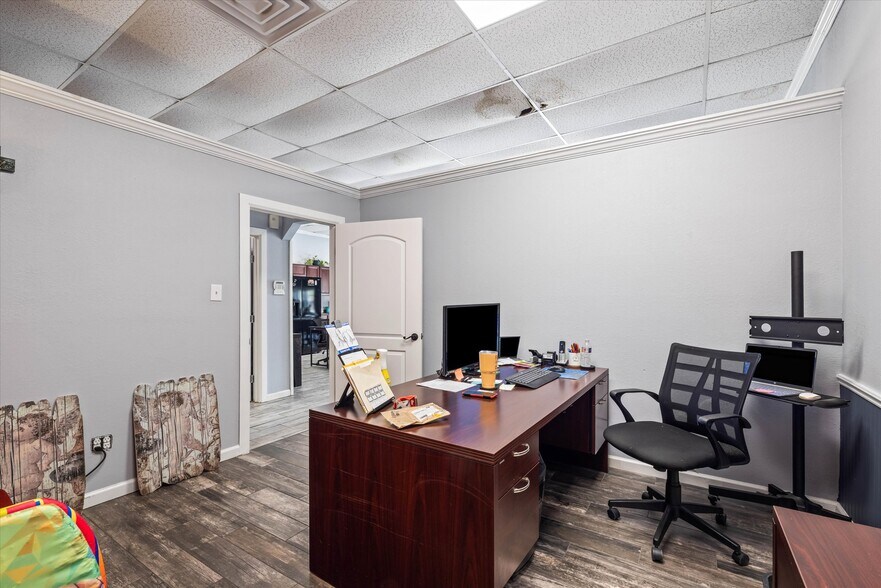 More Photos Of 902 51st St, Galveston Light Manufacturing For Sale
