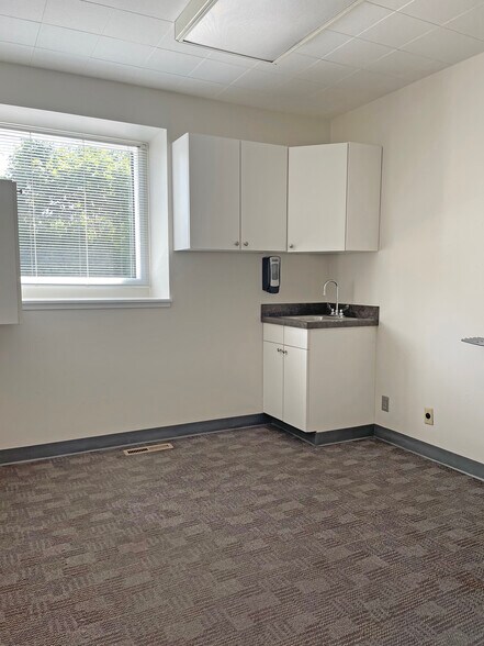More Photos Of 940-948 NE 102nd Ave, Portland Medical For Sale