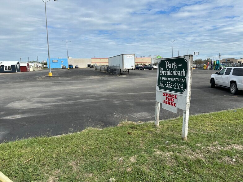 More Photos Of 2500 N St Mary's, Beeville Freestanding For Lease