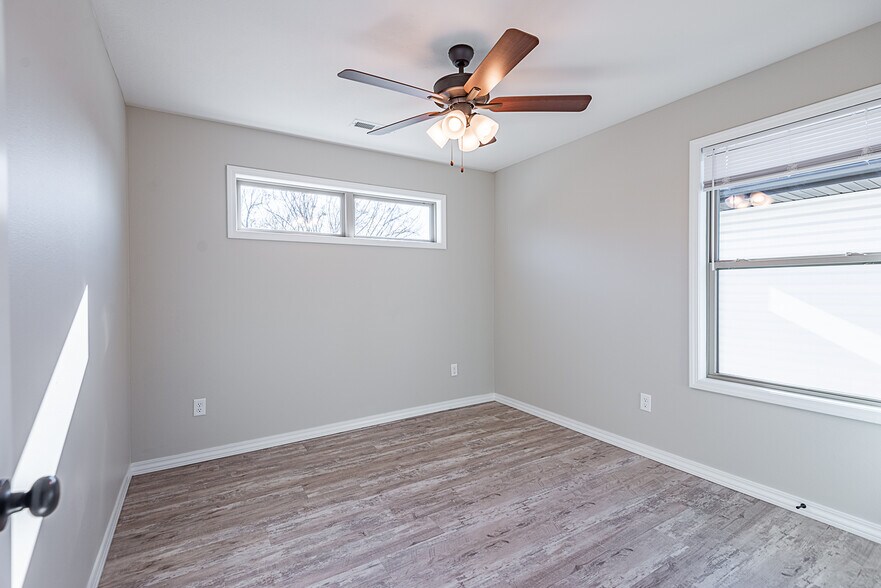 More Photos Of 1225 E Paragon, Springfield Specialty For Sale